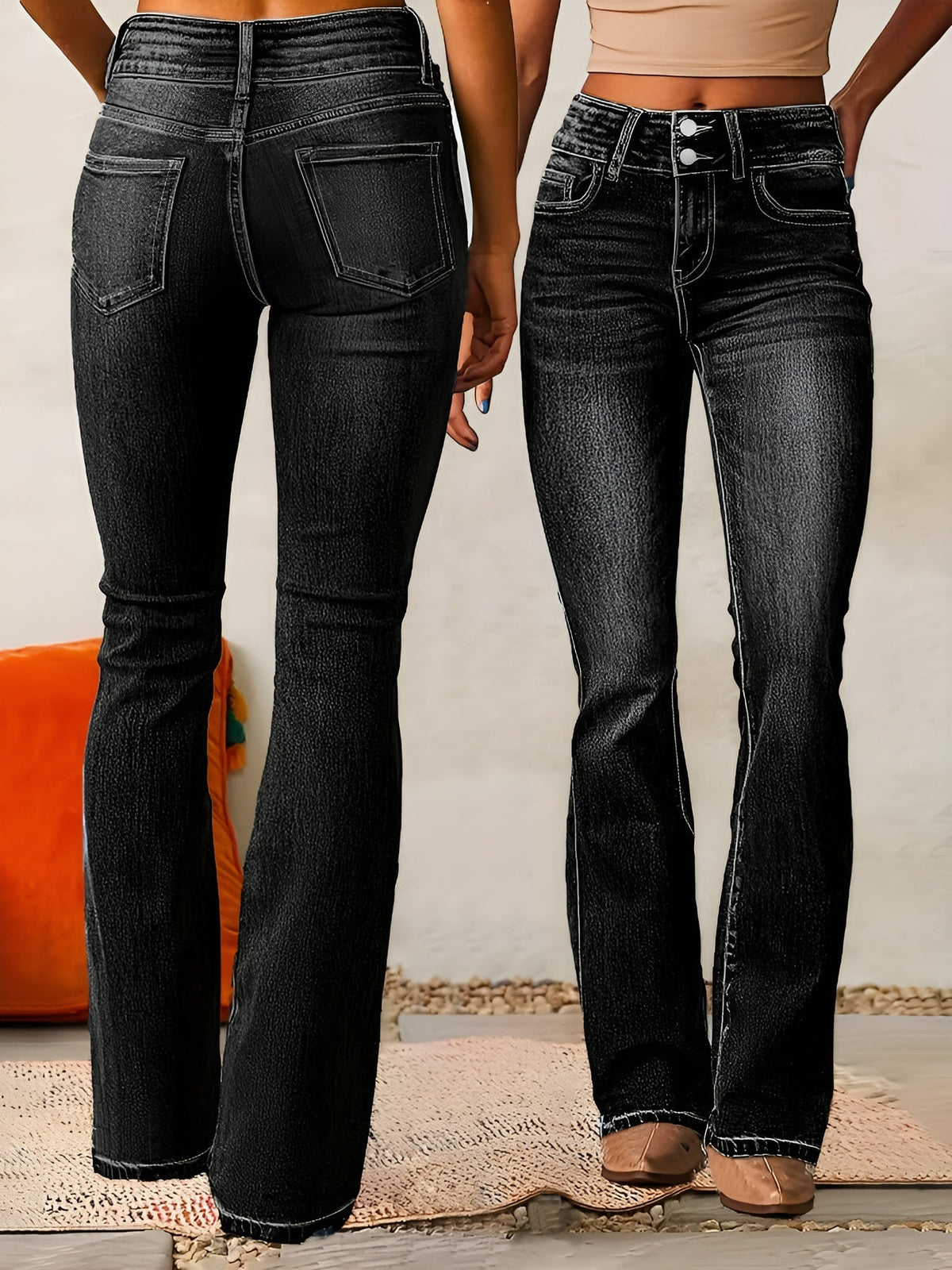 Jean évasé en denim noir, taille mi-haute, fermeture boutonnée, poches au devant.
