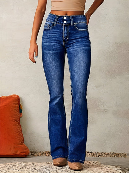 Jean évasé en denim bleu, taille mi-haute, poches et surpiqûres, jambes évasées.