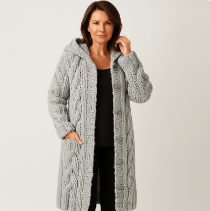 Manteau tricoté élégant gris clair à capuche, patte boutonnée et torsades
