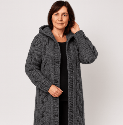 Manteau tricoté élégant gris foncé à capuche, fermeture à boutons et maille torsadée