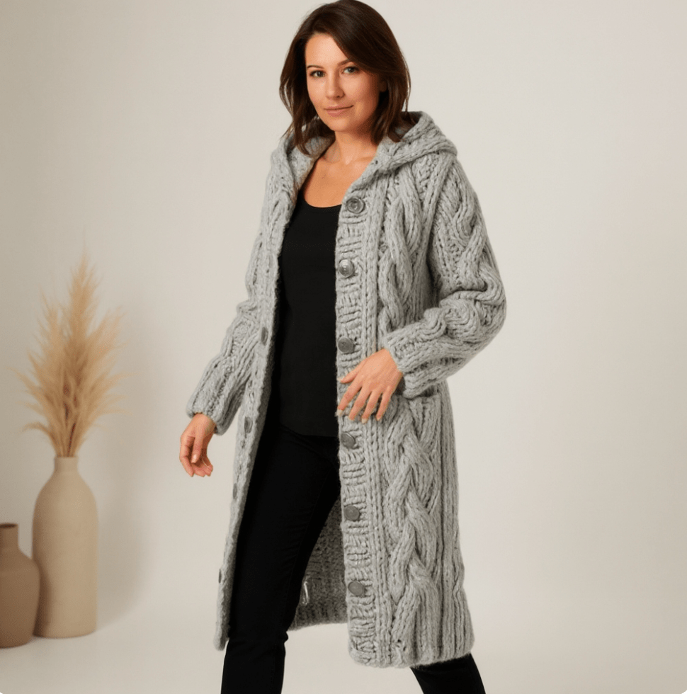 Manteau tricoté élégant gris clair à capuche, fermeture à boutons et maille torsadée