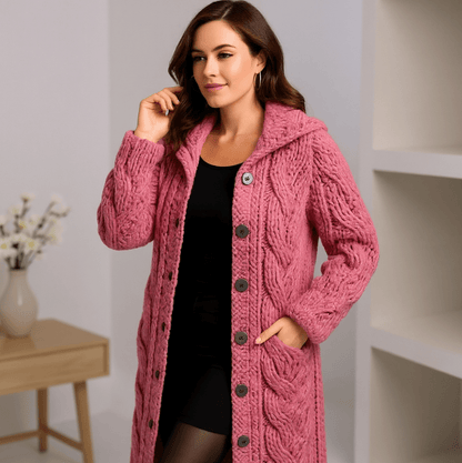 Manteau tricoté élégant rose à capuche, boutons devant et maille torsadée