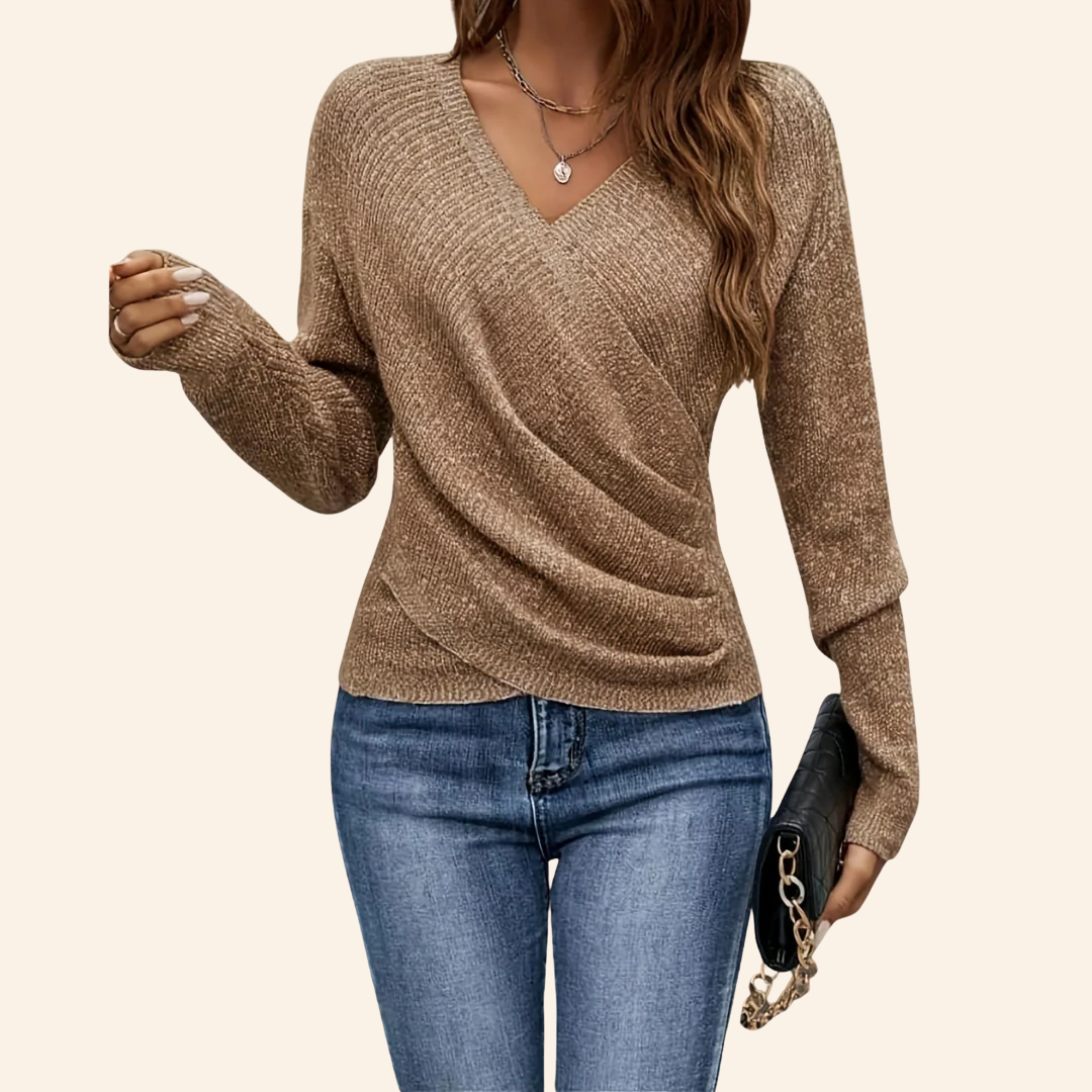 Haut manches longues col V beige à drapé enveloppant, maille texturée.