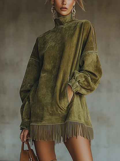Robe douce vert olive à col montant, franges au bas, manches bouffantes, couture contrastée