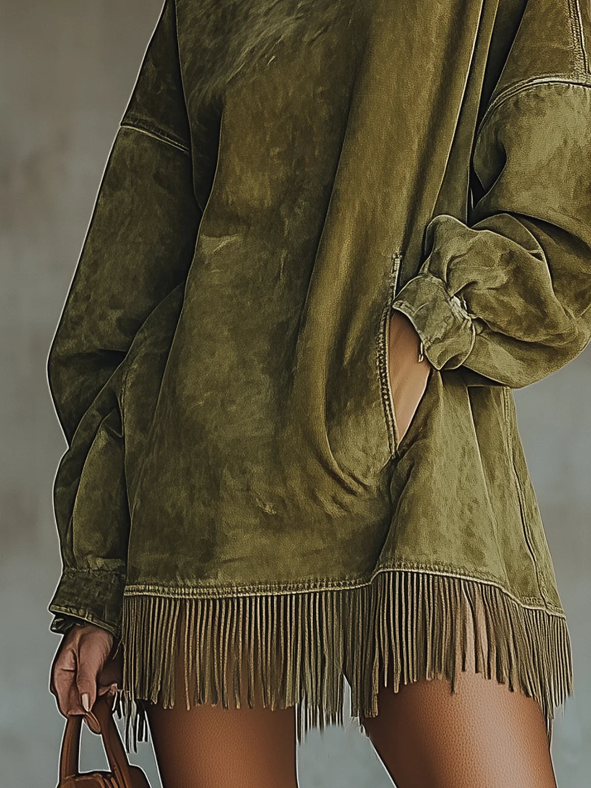 Robe douce vert olive à col montant, manches longues, franges au bas et sur les bords
