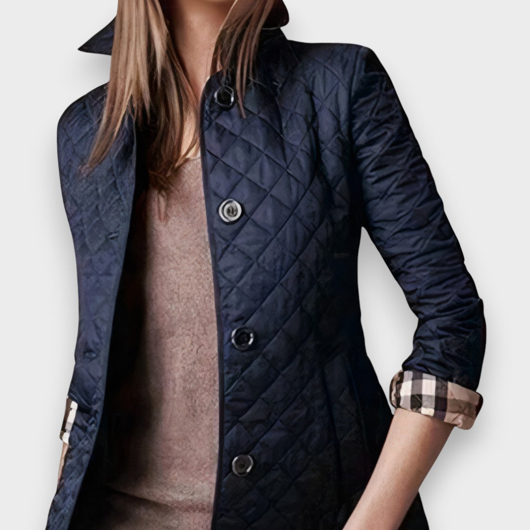 Manteau d’hiver matelassé bleu marine, col et 4 boutons.