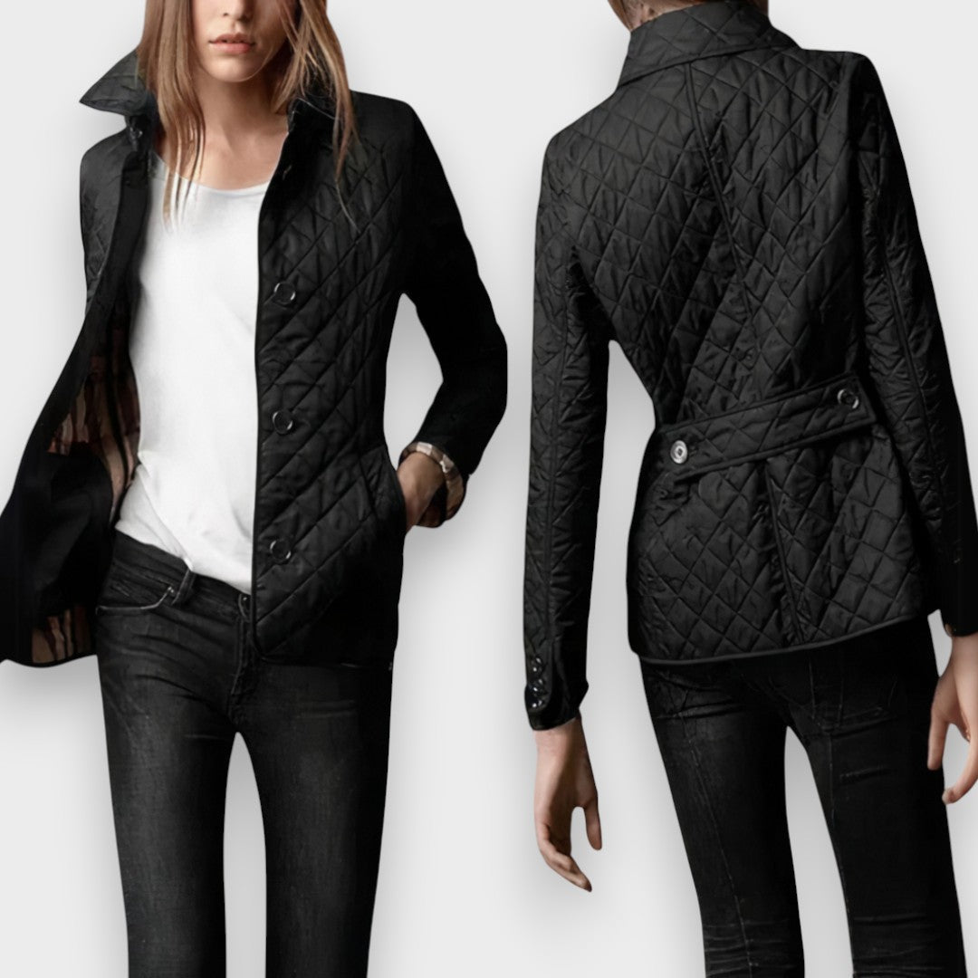 Manteau d’hiver matelassé noir, fermeture boutonnée et poche poitrine.
