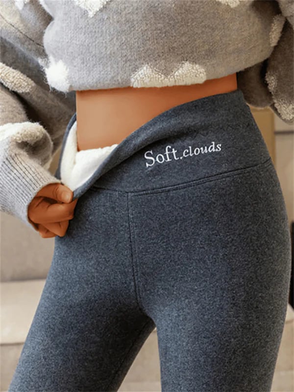 Pantalon d’hiver gris chiné, taille haute, tissu doux, poche et coutures visibles.