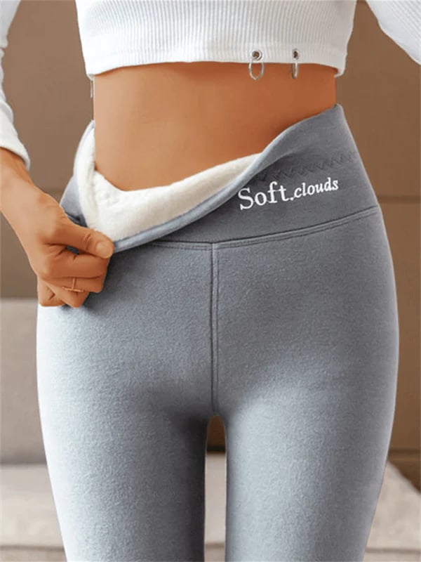 Pantalon d’hiver gris clair, taille haute, coupe ajustée près du corps.