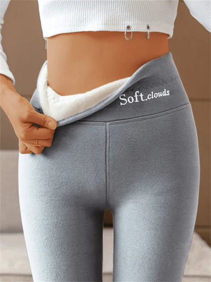 Pantalon d’hiver gris clair, taille haute, coupe ajustée près du corps.