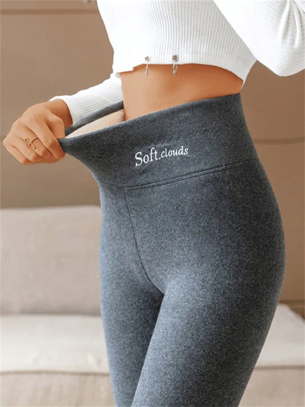 Pantalon d’hiver gris foncé, taille haute, coupe près du corps.