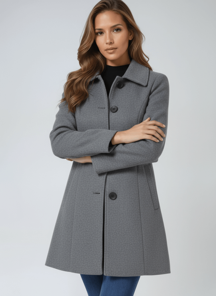 Manteau d’hiver gris à col droit, fermeture boutonnée et deux poches latérales.