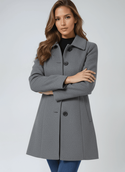 Manteau d’hiver gris à col droit, fermeture boutonnée et deux poches latérales.