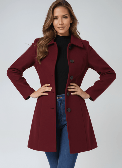Manteau d’hiver long bordeaux, col droit, boutonnage et poches, manches longues.