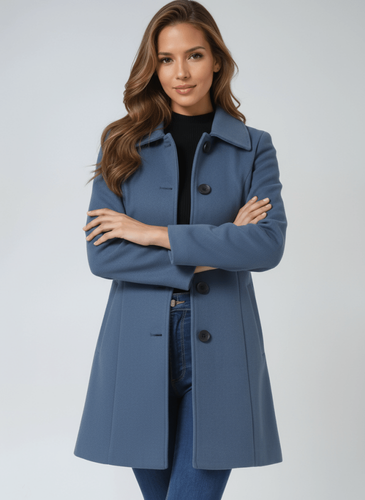 Manteau d’hiver bleu à double boutonnage, col assorti, manches longues.