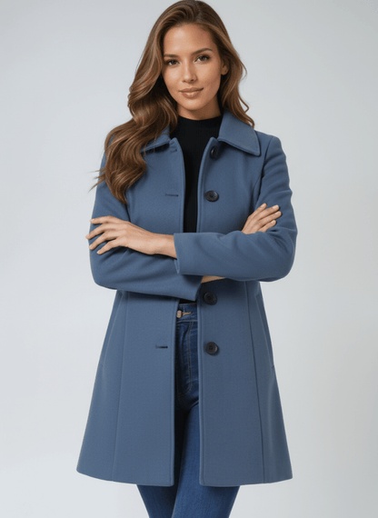 Manteau d’hiver bleu à double boutonnage, col assorti, manches longues.