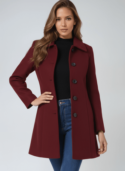 Manteau d’hiver bordeaux mi-long, boutons noirs, col droit, vue de face.