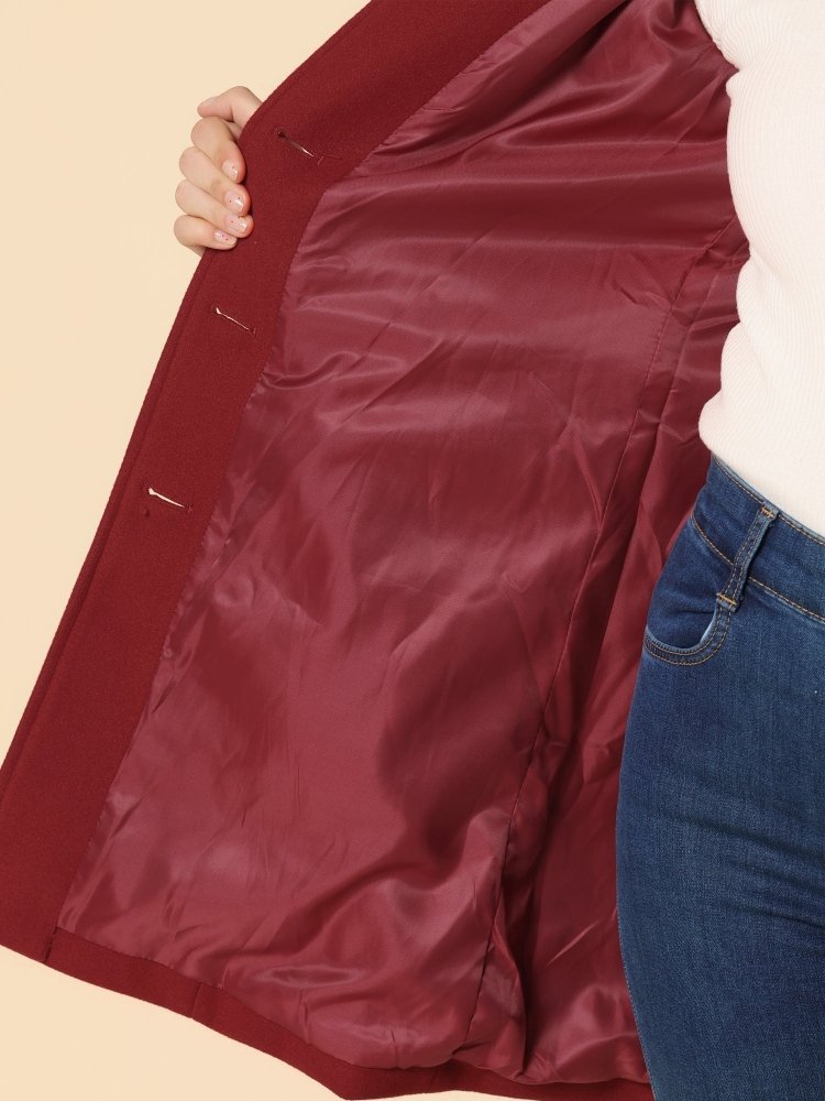 Doublure intérieure bordeaux du manteau, tissu satiné avec plis, gros plan.