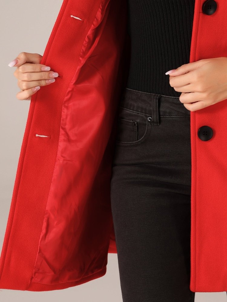 Manteau d’hiver rouge avec boutons noirs, ouverture doublée, vue rapprochée.