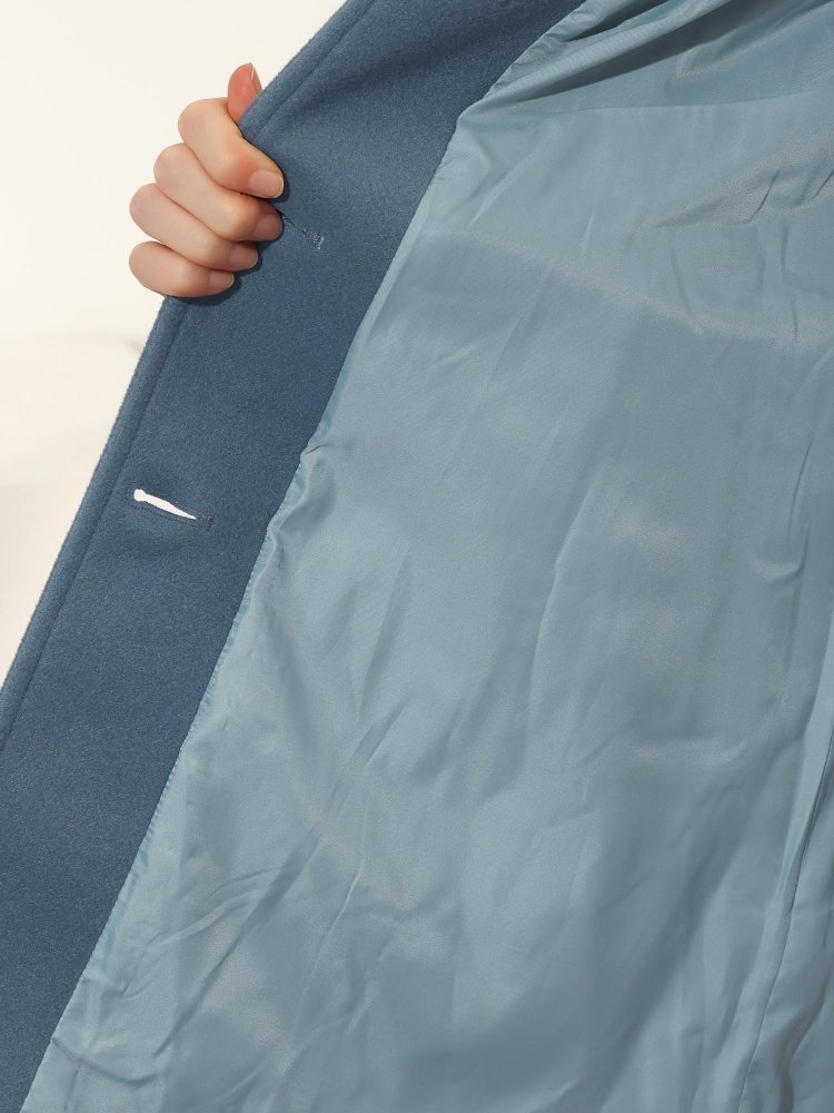 Manteau d’hiver bleu clair, doublure interne lisse, couture et bord contrasté.