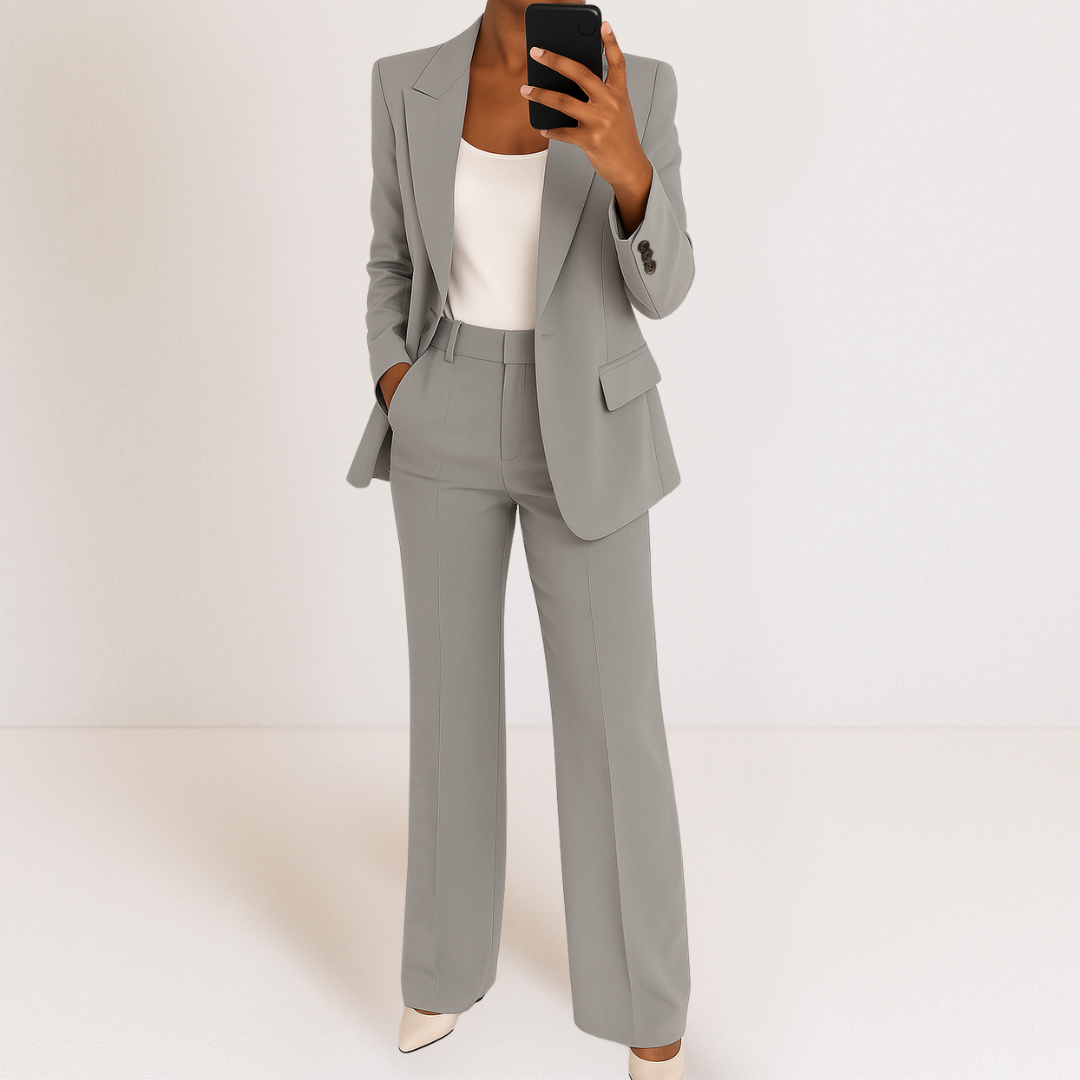 Costume gris : veste tailleur et pantalon long droit, coupe ajustée.