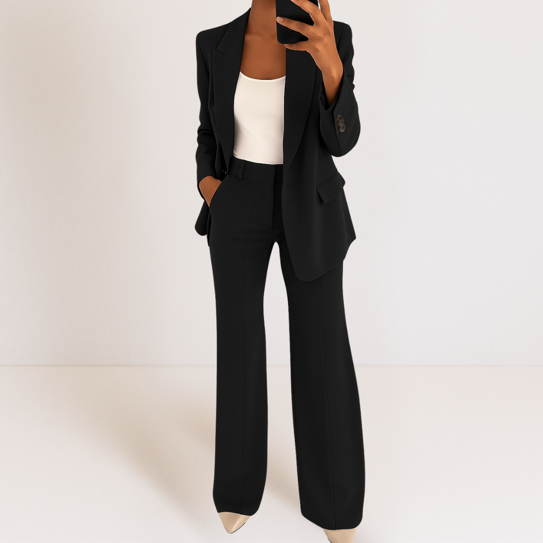 Costume noir : veste tailleur et pantalon long droit, coupe ajustée.