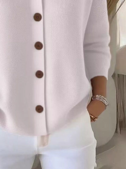 Chemisier boutonné blanc cassé, col simple, manches trois-quarts, texture tricot.