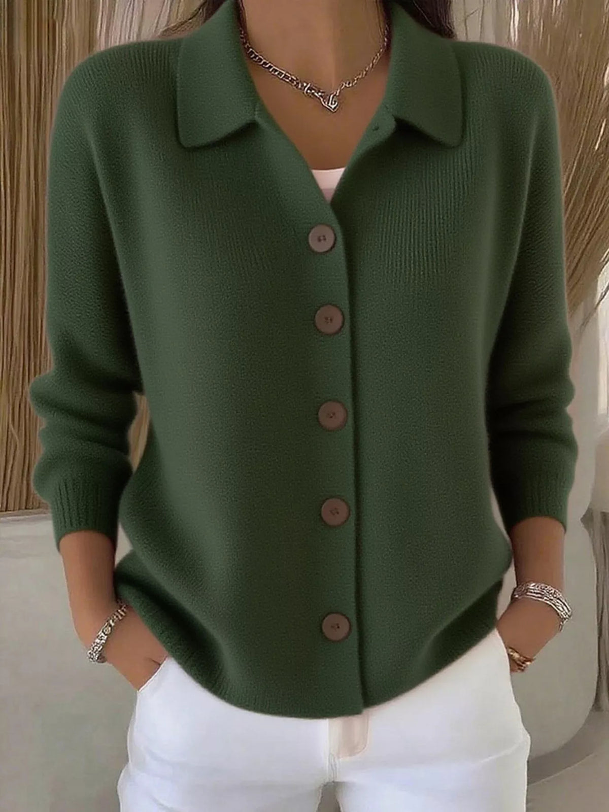 Chemisier boutonné vert armée, col simple, boutons marron, maille côtelée.