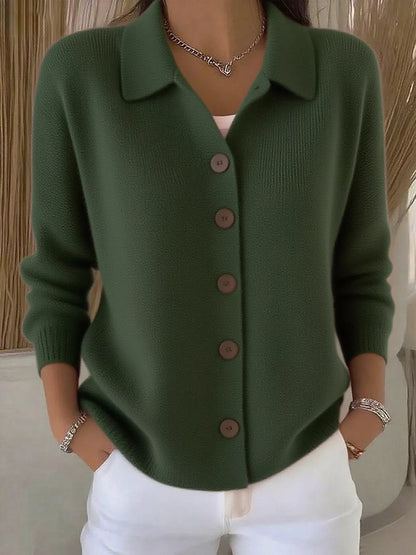 Chemisier boutonné vert armée, col simple, boutons marron, maille côtelée.