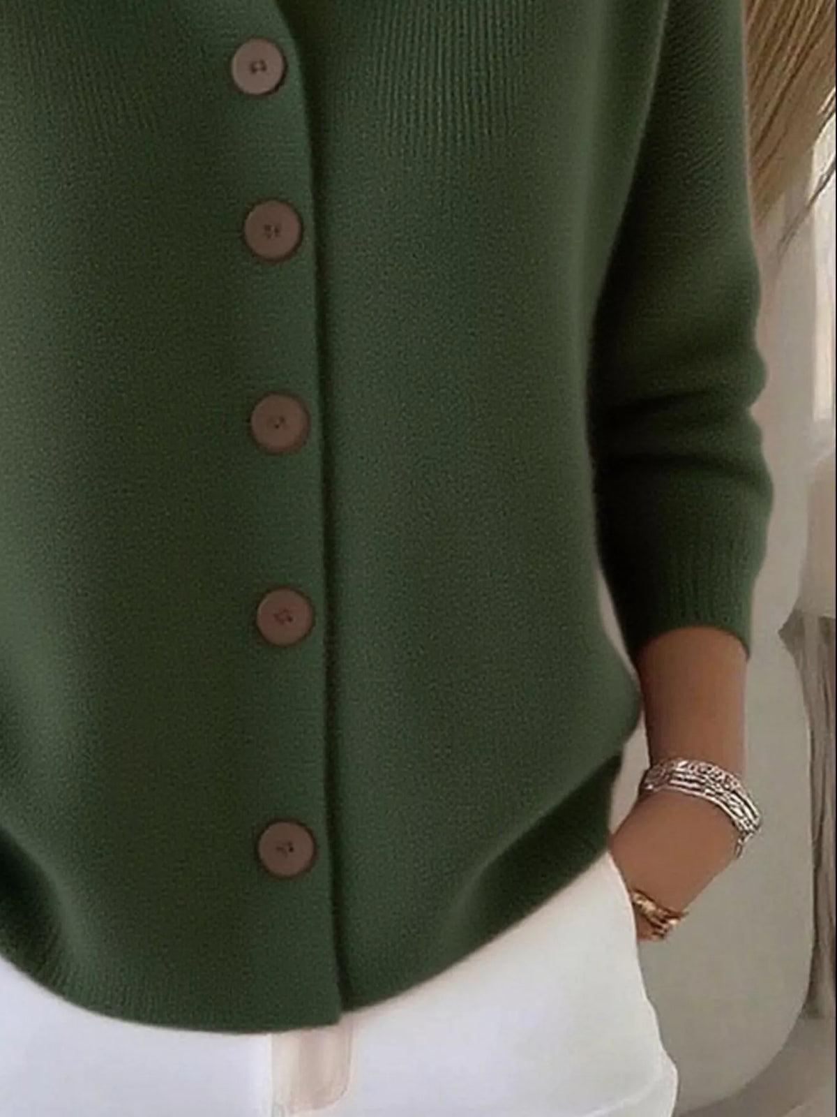 Chemisier boutonné vert armée, col simple, manches trois-quarts, maille côtelée.