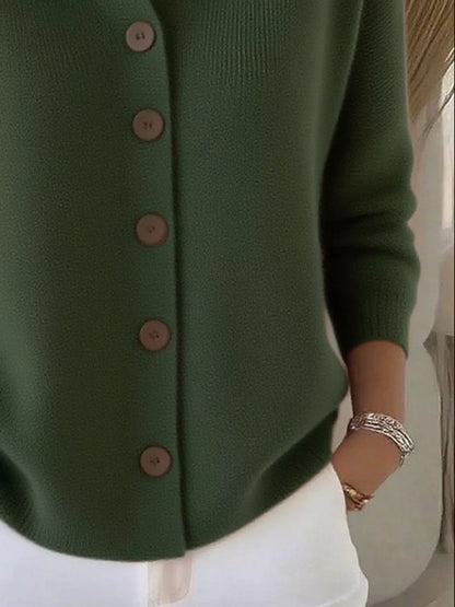 Chemisier boutonné vert armée, col simple, manches trois-quarts, maille côtelée.