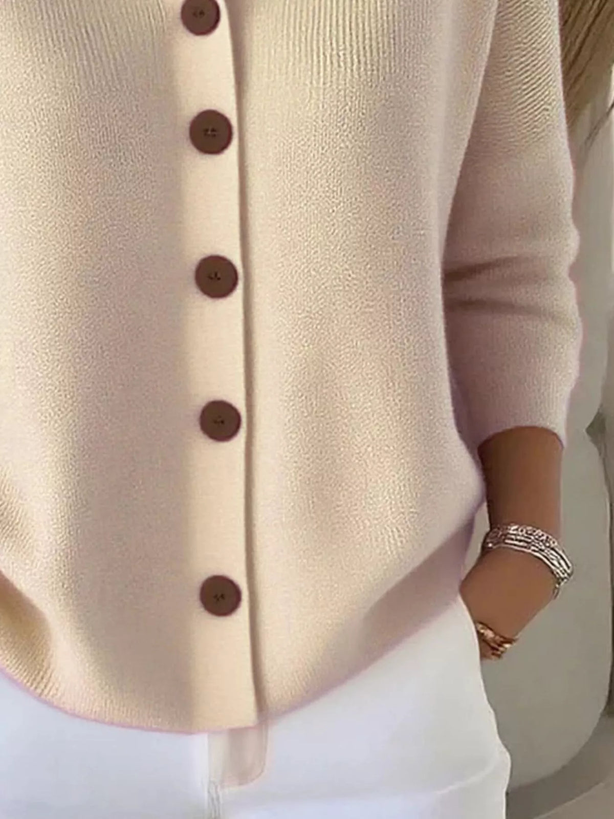 Chemisier boutonné blanc cassé, col simple, boutons marron, manches trois-quarts.