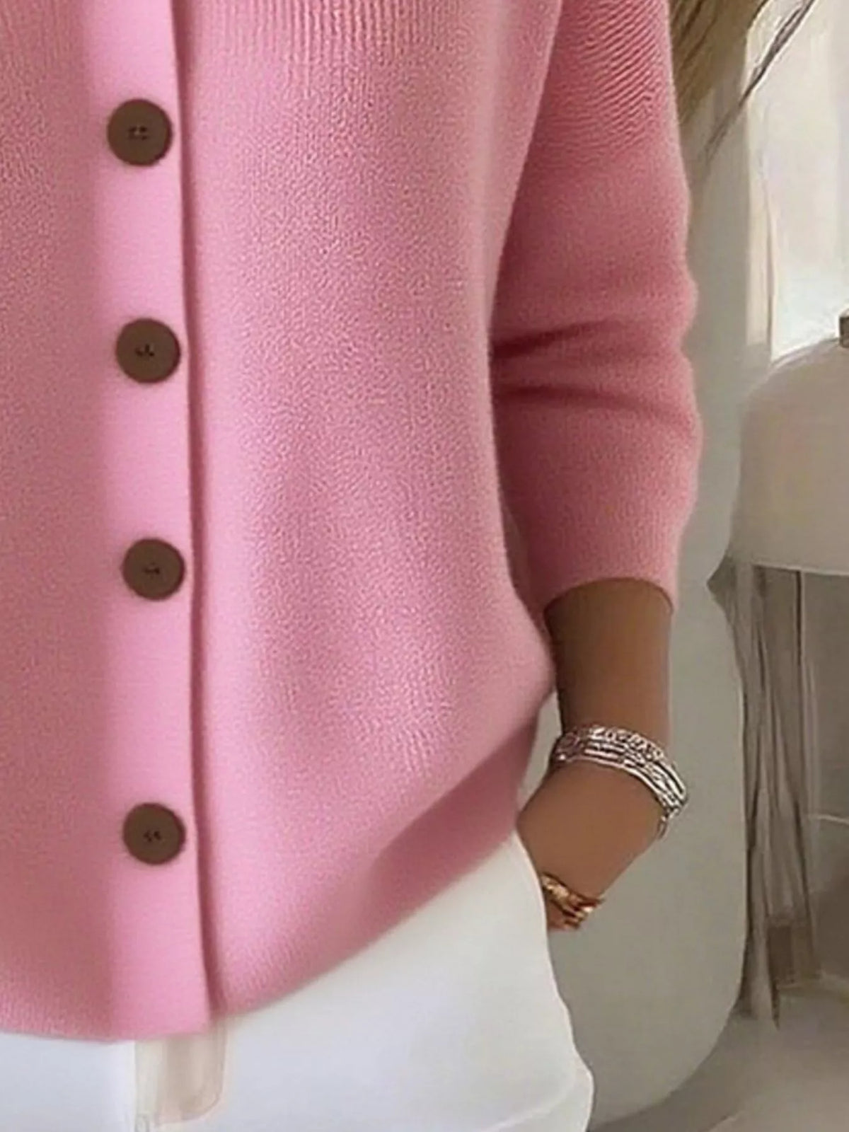 Chemisier boutonné rose, col simple, boutons marron, manches trois-quarts, maille.