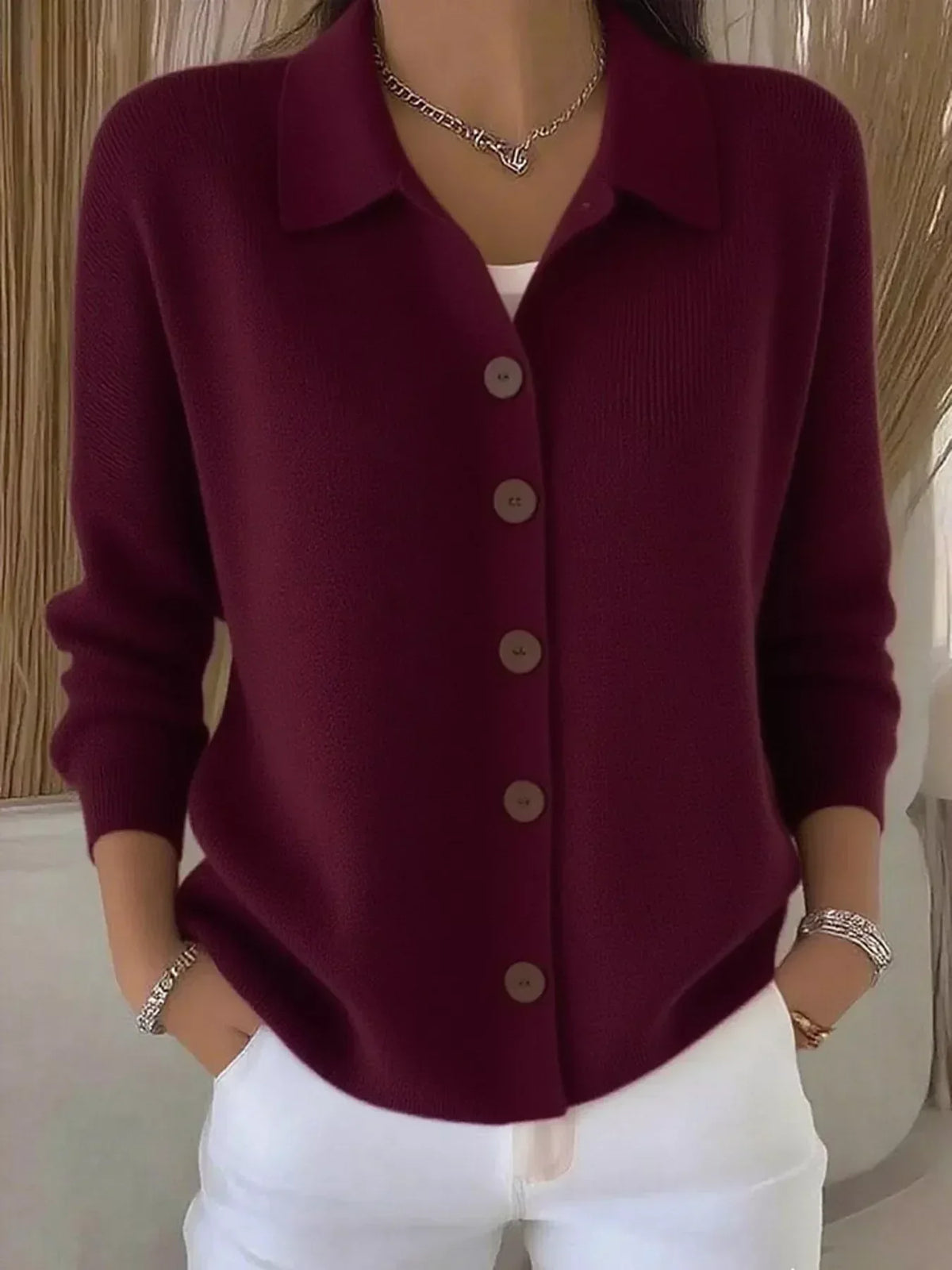 Chemisier boutonné bordeaux, col simple, boutons clairs, manches trois-quarts.