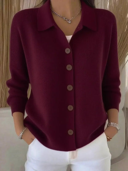 Chemisier boutonné bordeaux, col simple, boutons clairs, manches trois-quarts.