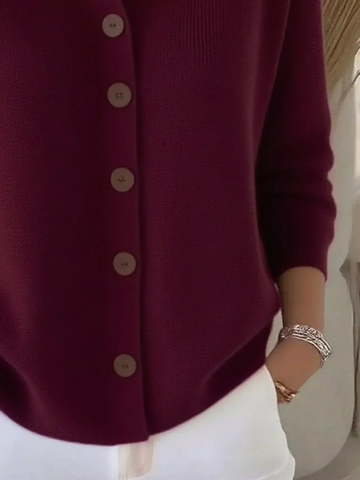 Chemisier boutonné bordeaux, col simple, boutons clairs, manches trois-quarts.