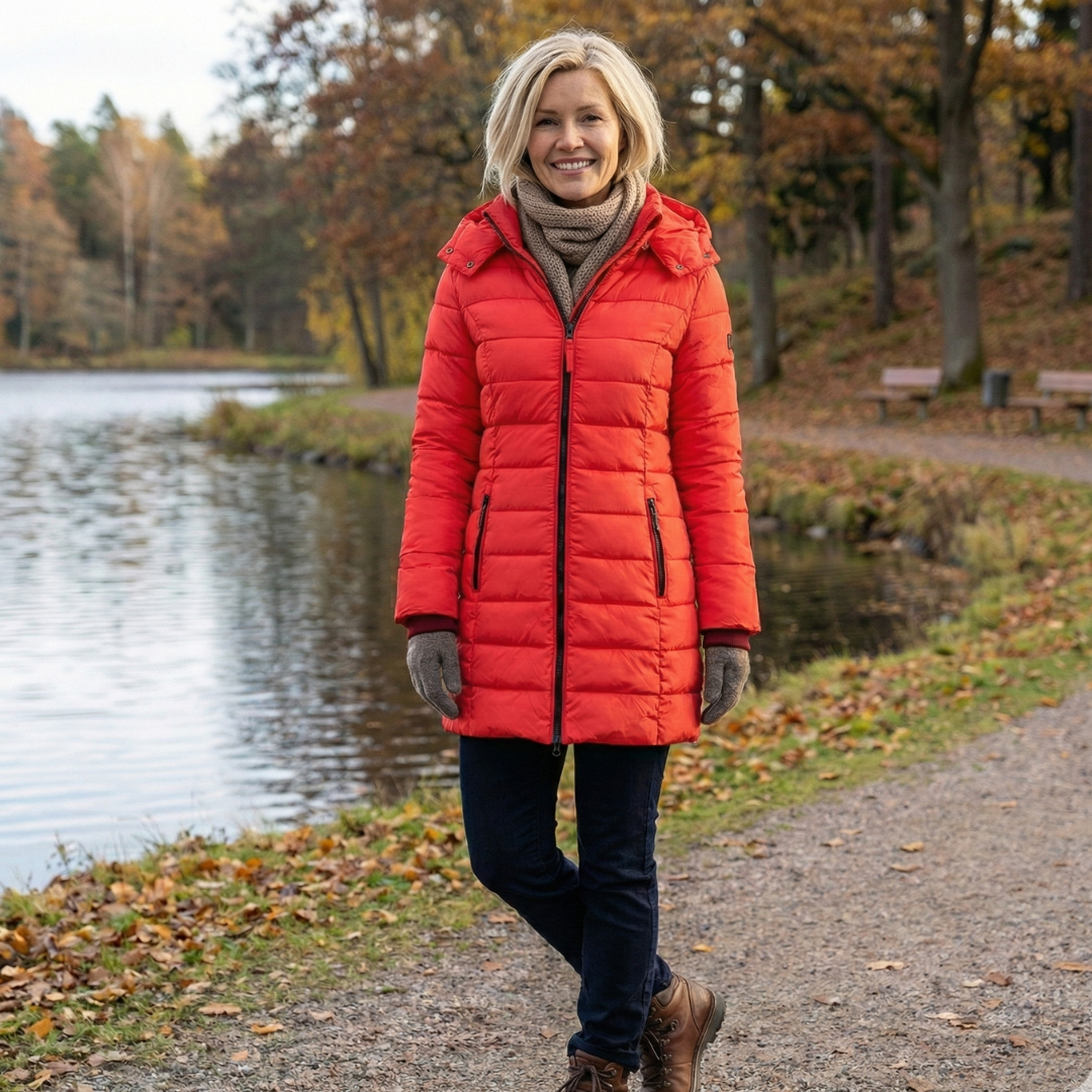 Veste d’hiver matelassée rouge, fermeture zippée au centre et col montant