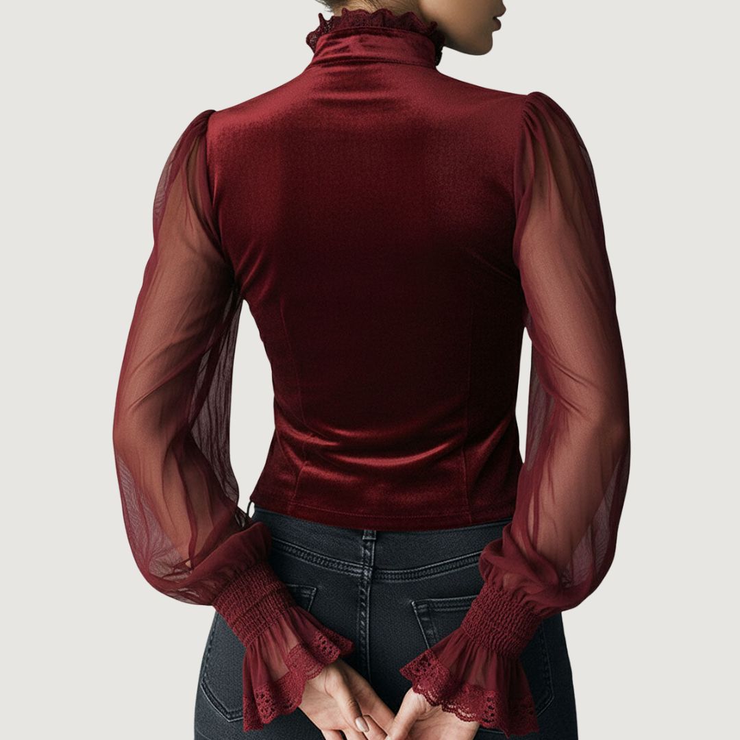 Blouse en dentelle Elvira bordeaux, dos avec boutons, manches en voile transparent.