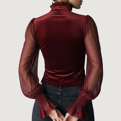 Blouse en dentelle Elvira bordeaux, dos avec boutons, manches en voile transparent.