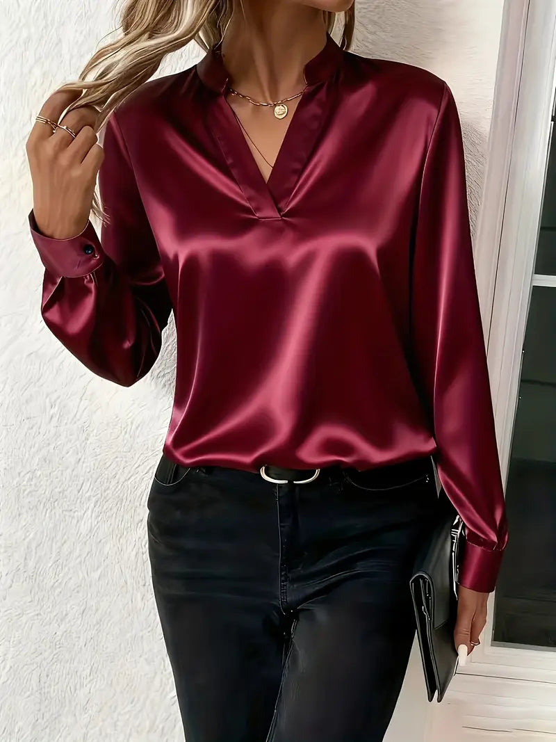 Chemisier en satin bordeaux à encolure V et manches longues, léger.