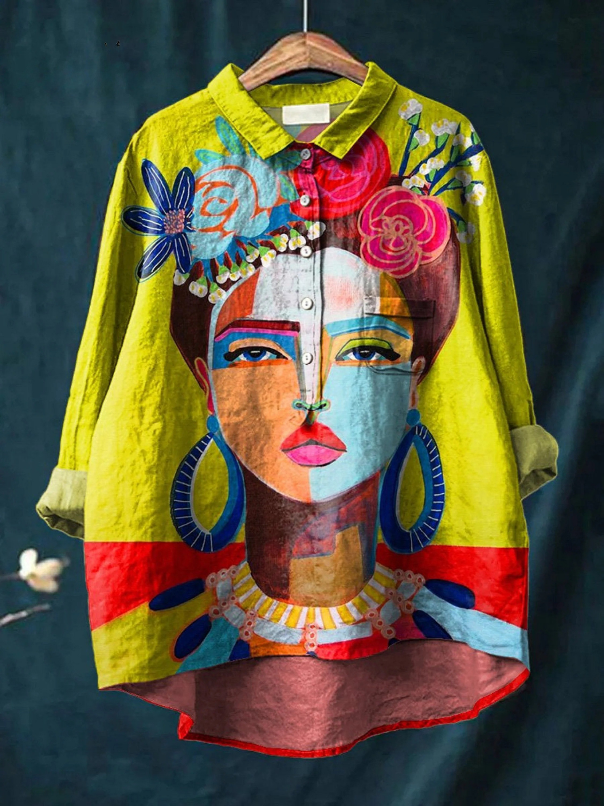 Chemise à manches longues jaune, imprimé visage coloré, col chemise et boutonnage.