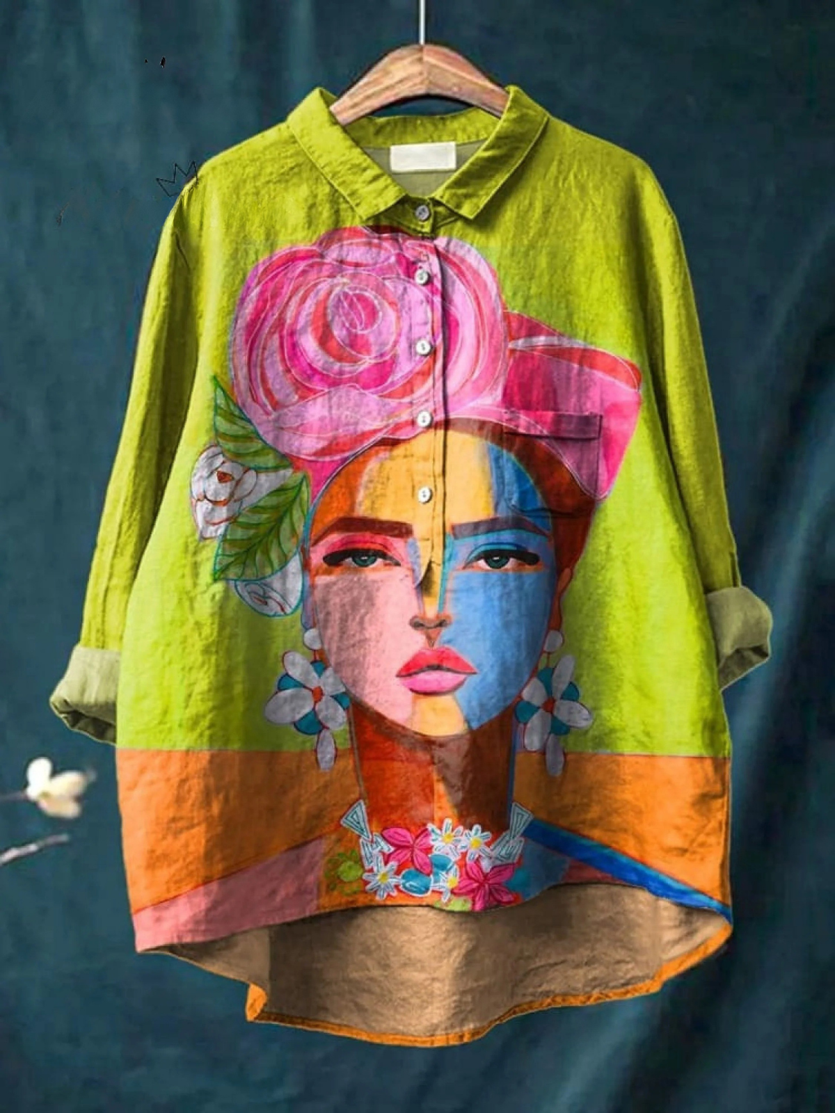 Chemise à manches longues vert, imprimé visage fleuri, col et boutons devant.