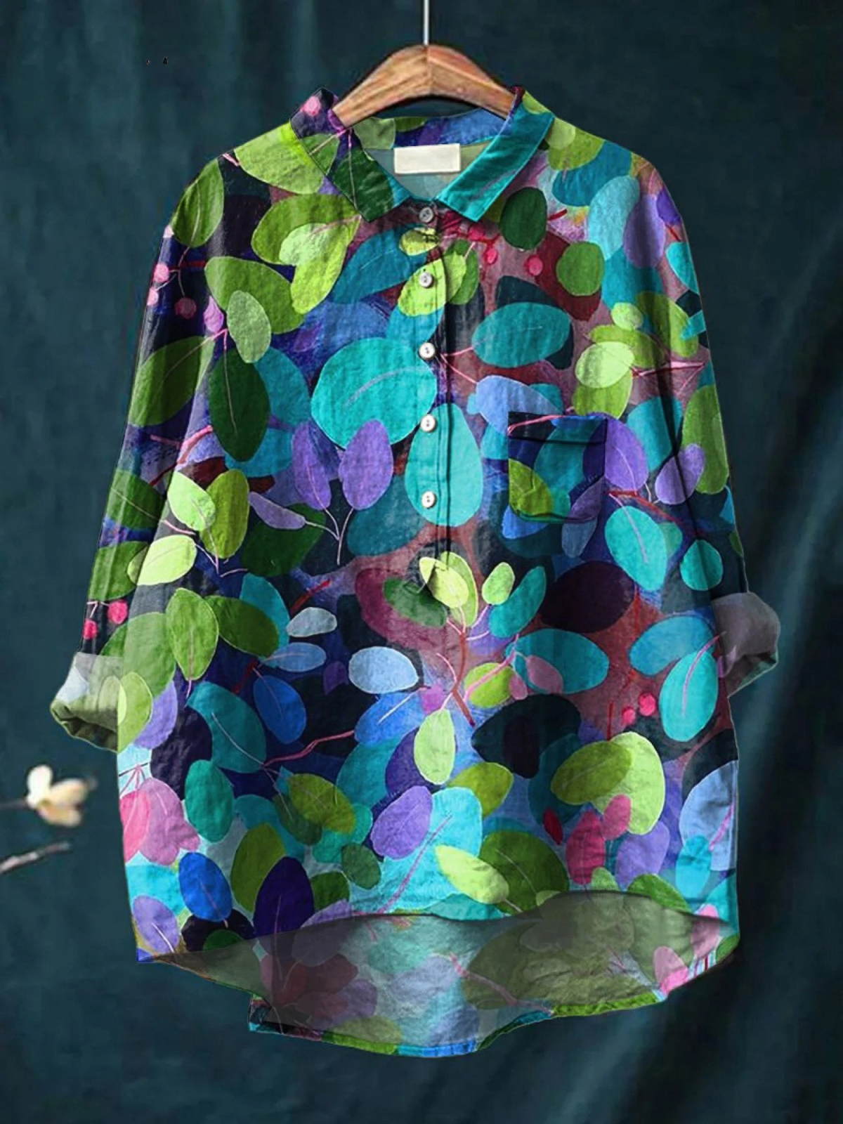 Chemise légère multicolore à col, boutons, poche poitrine et manches longues.