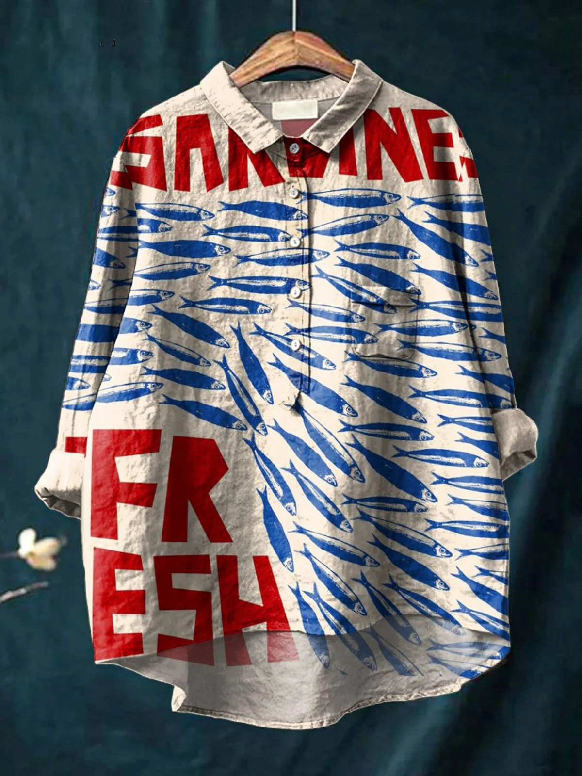 Chemise décontractée manches longues, col, imprimé rouge et bleu sur fond clair