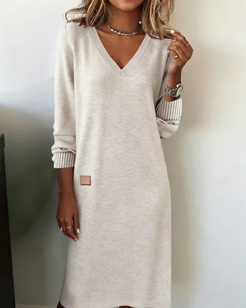 Robe tricotée gris clair, encolure V, manches longues, poignets côtelés, patche carré.