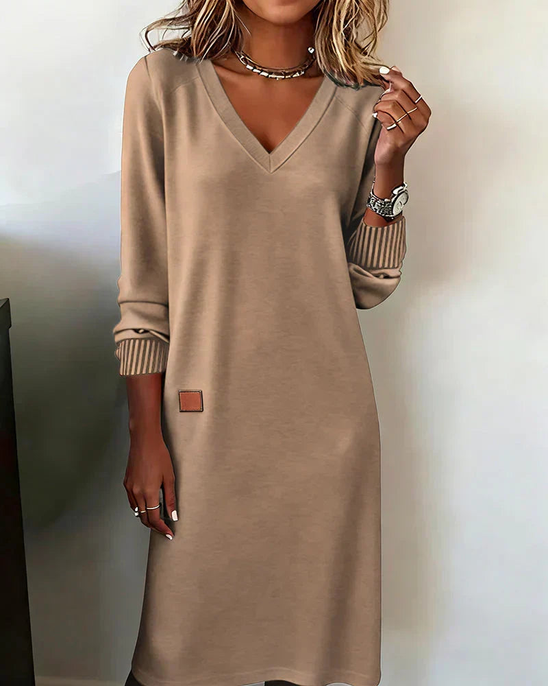 Robe tricotée beige, encolure V, manches longues, poignets côtelés, patche carré.