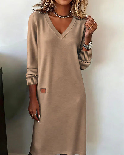 Robe tricotée beige, encolure V, manches longues, poignets côtelés, patche carré.