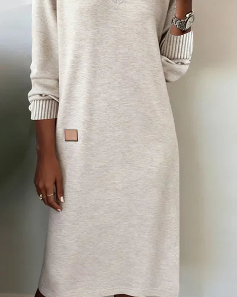 Robe tricotée gris clair, encolure V, manches longues, poignets côtelés, patche carré.
