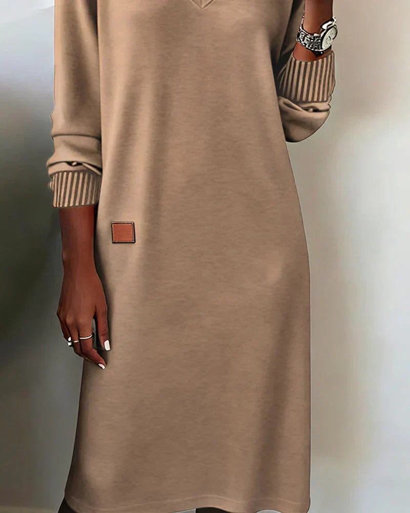 Robe tricotée beige, encolure V, manches longues, poignets côtelés, patche carré.