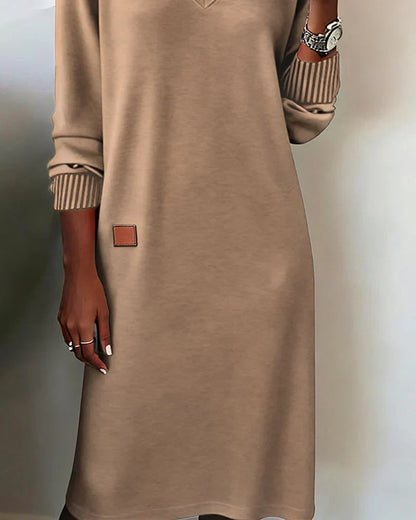 Robe tricotée beige, encolure V, manches longues, poignets côtelés, patche carré.